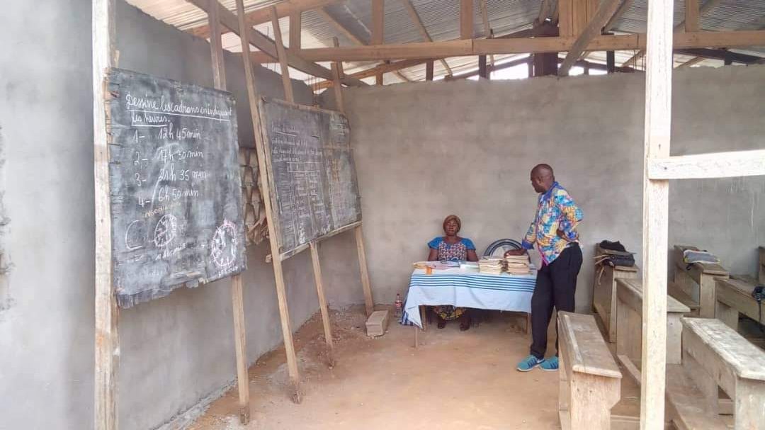 Salle de classe à L’ECOLE PUBLIQUE DE NKOALENG en construction avec MajE