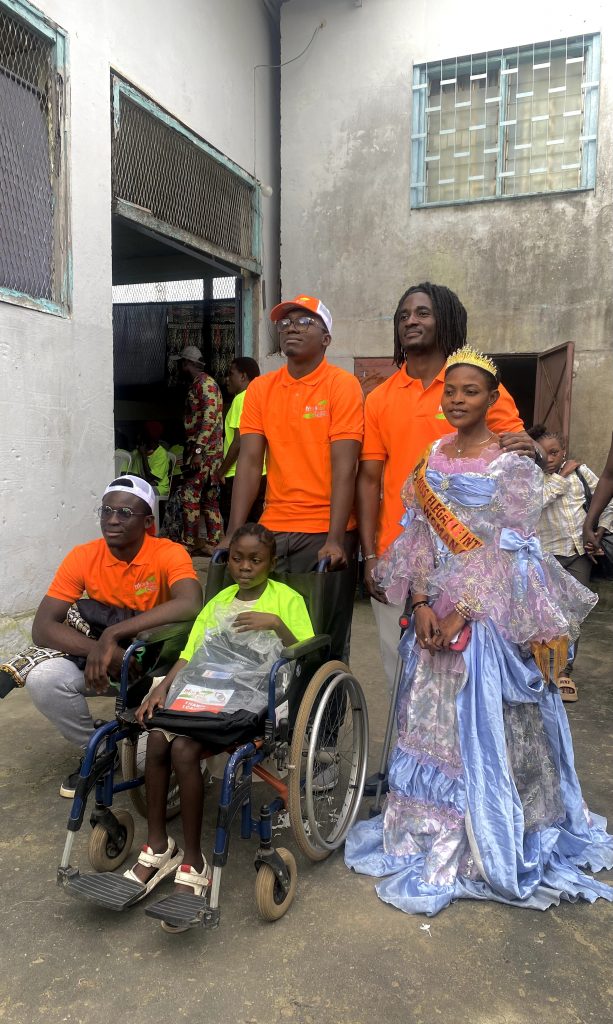 Dons de  fournitures scolaires aux handicapés